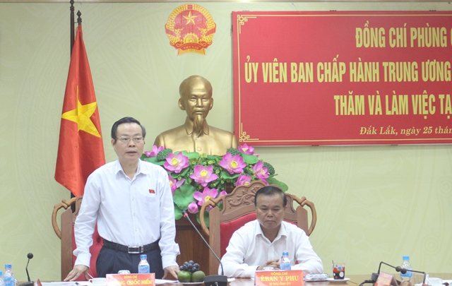 Ủy viên Trung ương Đảng, Phó Chủ tịch Quốc hội Phùng Quốc Hiển phát biểu kết luận buổi làm việc