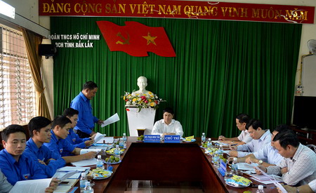 Bí thư Tỉnh đoàn Y Nhuân Byă báo cáo kết quả công tác Đoàn và phong trào thanh thiếu nhi 9 tháng đầu năm 2017.