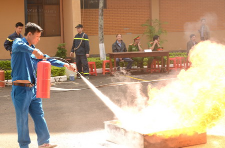 Lực lượng chữa cháy cơ sở thực hành thao tác dùng bình cứu hỏa dập tắt đám cháy.