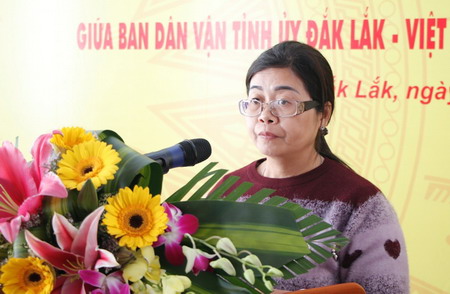 Ủy viên Ban Thường vụ Tỉnh ủy, Trưởng Ban Dân vận Tỉnh ủy Đắk Lắk H’Kim Hoa Byă phát biểu tại hội nghị