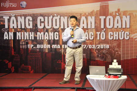 Ông Trương Văn Quang - Chuyên gia bảo mật Công ty TNHH Microsoft Việt Nam - Trình bày về các giải pháp bảo mật hiện đại cho các tổ chức