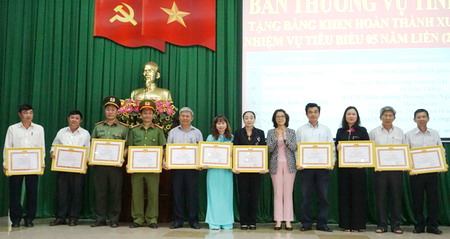 Trưởng Ban Tuyên giáo Tỉnh ủy Huỳnh Thị Chiến Hòa trao Bằng khen của Ban Thường vụ Tỉnh ủy tặng các đảng viên hoàn thành xuất sắc nhiệm vụ tiêu biểu 5 năm liền (2013 - 2017).