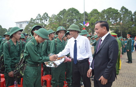  Lãnh đạo tỉnh tặng hoa, động viên các thanh niên trước giờ lên đường nhập ngũ.