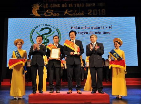 Ban chủ nhiệm thực hiện phần mềm nhận Danh hiệu Sao Khuê 2018 từ Ban tổ chức.