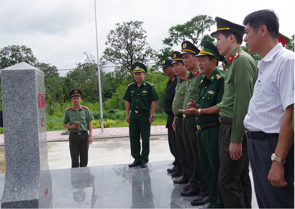 Đoàn đã đến thăm, kiểm tra cột mốc số 42