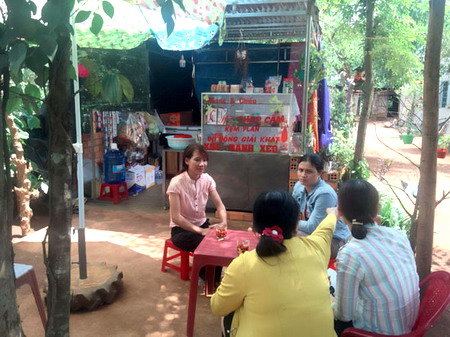 Nhờ nguồn vốn hỗ trợ khởi nghiệp, gia đình chị H’Gun (ngoài cùng bên trái) đã mở quán giải khát và có thu nhập ổn định. 