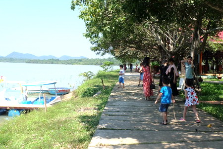 Khu du lịch sinh thái Bản Đôn – Ánh Dương được đầu tư nâng cấp đang thu hút du khách trong và ngoài tỉnh đến tham quan