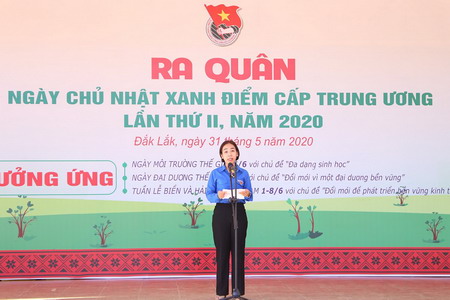 Bí thư Tỉnh đoàn H’Giang Niê phát biểu tại chương trình ra quân.