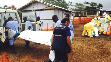 Người tình nguyện chôn cất bệnh nhân Ebola ở Sierra Leone