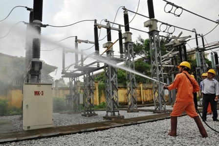 Buổi tác nghiệp vệ sinh lưới điện bằng công nghệ mới tại TBA 110kV Thanh Trì sáng 22/7.