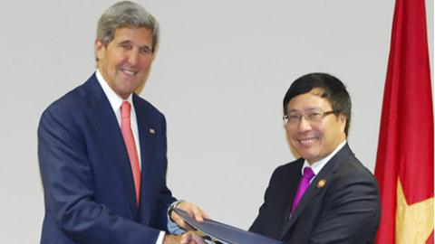 Phó Thủ tướng, Bộ trưởng Bộ Ngoại giao Phạm Bình Minh và Ngoại trưởng Mỹ John Kerry ký tắt Hiệp định Cung cấp hạt nhân dân sự tại Brunei tháng 10/2013.