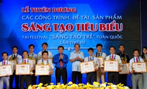 Trao bằng khen cho các tác giả đoạt giải tại Festival Sáng tạo trẻ toàn quốc lần thứ 7.