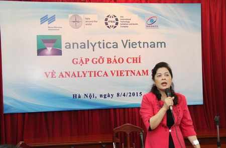 Bà Lê Thị Khánh Vân, Phó Cục trưởng Cục Thông tin KH&CN Quốc gia, giới thiệu về Analytica Vietnam 2015