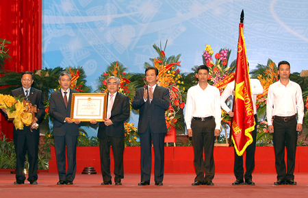 Thay mặt lãnh đạo Đảng, Nhà nước, Thủ tướng Nguyễn Tấn Dũng trao Huân chương Độc lập hạng Nhất cho Bộ KH&CN tại Lễ công bố Ngày KH&CN Việt Nam 18/5/2014.