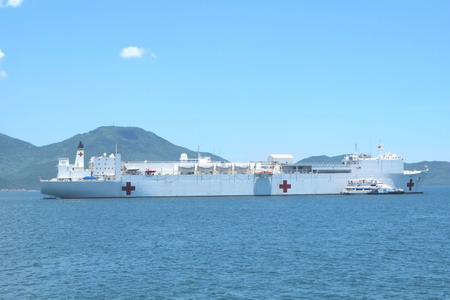 Tàu USNS Mercy được mệnh danh là “siêu” bệnh viện trên biển của hải quân Hoa Kỳ với quy mô 1.000 giường bệnh, 12 phòng mổ tiêu chuẩn kỹ thuật cao với khả năng thực hiện phẫu thuật đa khoa, chỉnh hình…