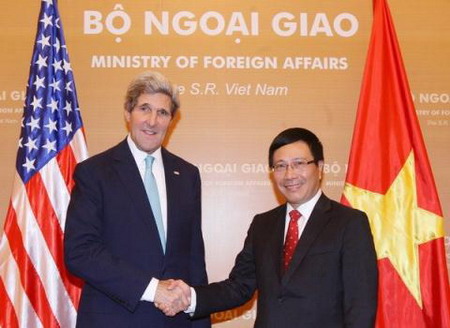 Phó Thủ tướng, Bộ trưởng Bộ Ngoại giao Phạm Bình Minh và Ngoại trưởng Mỹ John Kerry ký tắt Hiệp định Cung cấp hạt nhân dân sự tại Brunei tháng 10/2013. 