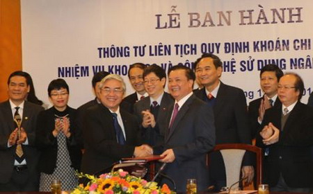 Lãnh đạo Bộ Tài chính và Bộ Khoa học và Công nghệ ký Thông tư liên tịch số 27/2015/TTLT/BKHCN-BTC