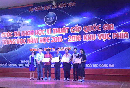 Trao giải cho các tác giả của 4 đề tài có tính ứng dụng thực tiễn cao tại ViSEF 2016 phía Nam. 