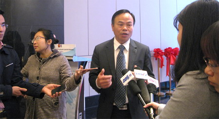 Tổng cục trưởng Trần Văn Vinh trả lời phỏng vấn của các báo đài