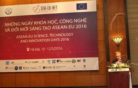 Ông Christoph Elineau, Giám đốc Dự án SEA-EU- NET, phát biểu tại buổi lễ