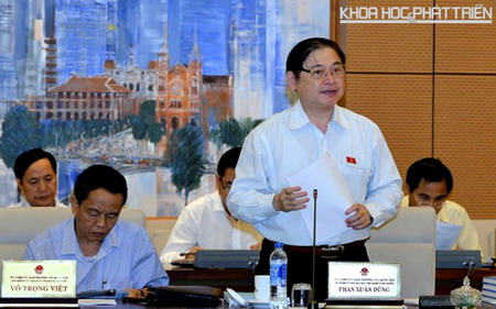 Ông Phan Xuân Dũng - Chủ nhiệm Ủy ban KHCN&MT của Quốc hội trình bày báo cáo thẩm tra dự án sửa đổi Luật CGCN.