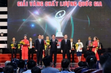 Bộ trưởng Chu Ngọc Anh trao Giải Vàng GTCLQG 2016 cho các DN.