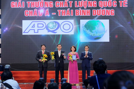 Phó Thủ tướng Chính phủ Vũ Đức Đam tuyên dương các DN đạt GTCLQG và Giải thưởng GPEA 2016.