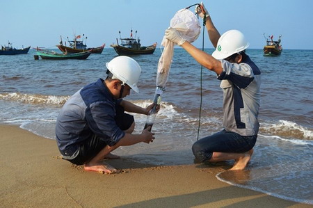 Chuyên gia của Phòng phân tích độc chất môi trường (Viện Công nghệ môi trường) lấy mẫu nước tại vùng biển có mầu đỏ ở xã Nhân Trạch, huyện Bố Trạch (Quảng Bình) tháng 5-2016.