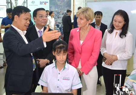 Ông Chu Ngọc Anh, Bộ trưởng Bộ Khoa học và Công nghệ, bà Julie Bishop - Bộ trưởng Ngoại giao Australia thăm các gian hàng công nghệ tại sự kiện Đổi mới sáng tạo.