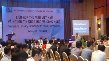 GS. TS Nguyễn Hữu Đức, Phó giám đốc Đại học quốc gia Hà Nội, trình bày báo cáo tham luận