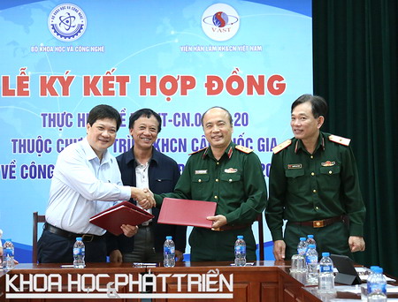 Đại diện các bên ký kết hợp động khoa học và phát triển công nghệ thực hiện đề tài.